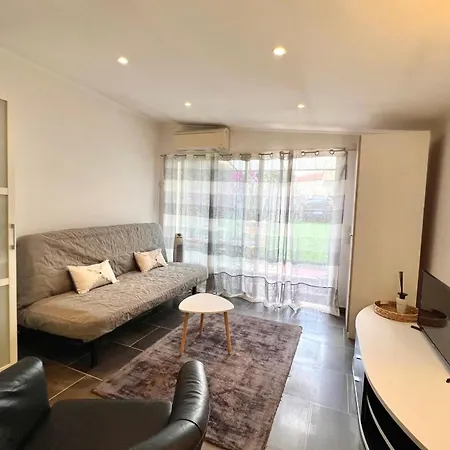 - 2 People - Garden Level Antibes